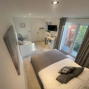 apt-modern-stylish-studio-flat-near-leigh-on-sea.cambridgehotelsuk.com/